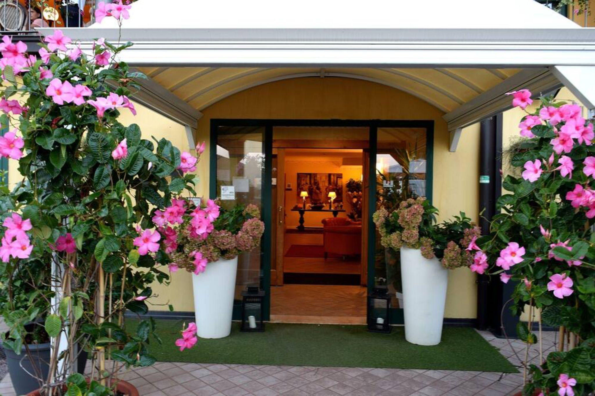 Ahg Riva Del Sole Hotel - Adults Only Moniga del Garda Bagian luar foto